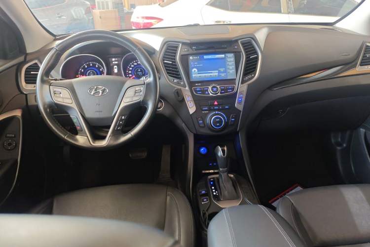 Used Hyundai Santa Fe 2015 2.0T Automatic Two-Wheel Drive Smart Version 5 Seats