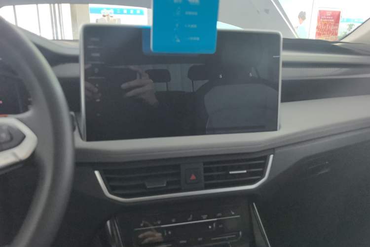 Used Volkswagen Tayron 2023 300TSI Two-Wheel-Drive Luxury Plus Advanced Edition Audio And AC Panel