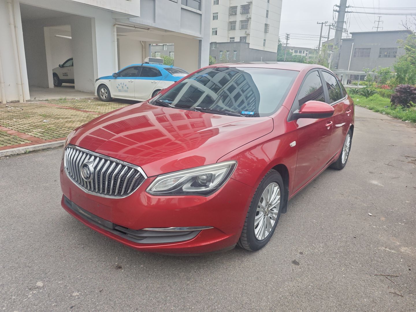 Под передней частью автомобиля