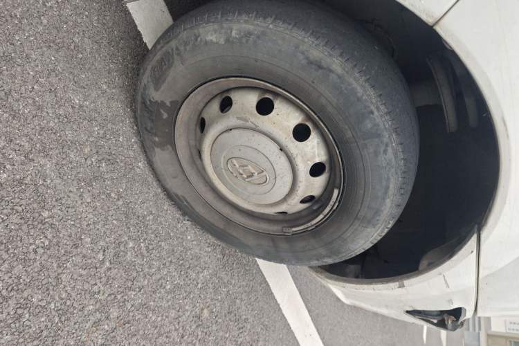 Used SAIC MAXUS Xintu V80 2021 2.0T AMT Classic City Distribution King Long Wheelbase Mid-Roof 3-Seater