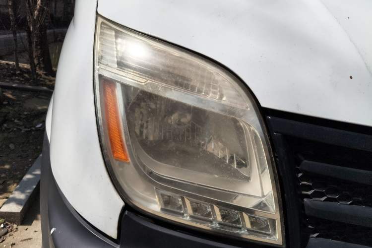 Used SAIC MAXUS Xintu V80 2019 2.5T Classic Model 6-Speed Manual Aotong Long Wheelbase Mid-Height 7-Seater