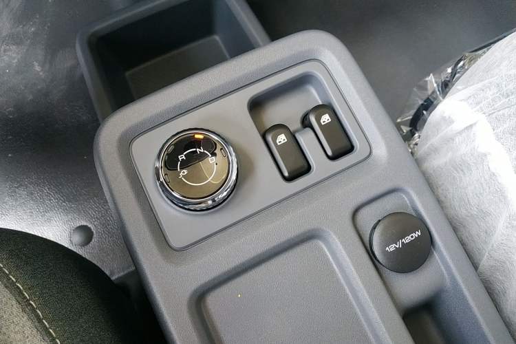 Used Wuling Yangguang 2024 300KM Comfort Version Passenger Van 75kW