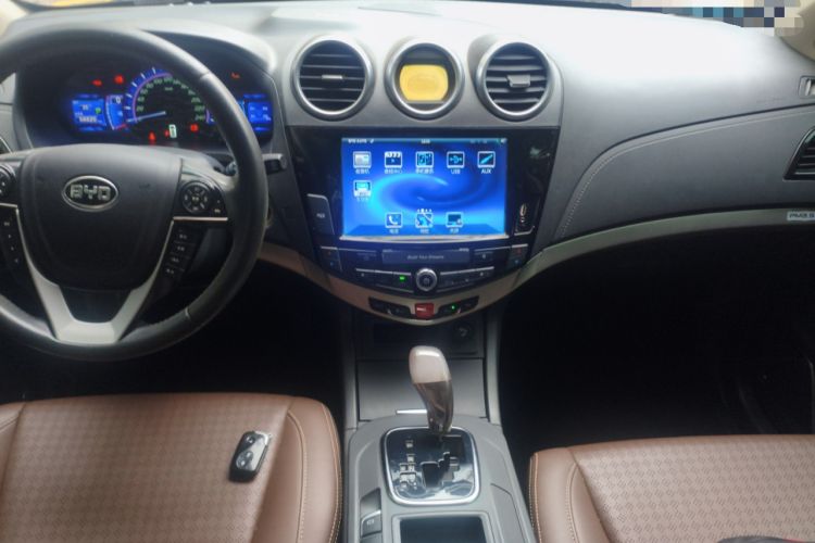 Used BYD S7 2016 2.0T Automatic Prestige Edition Audio And AC Panel