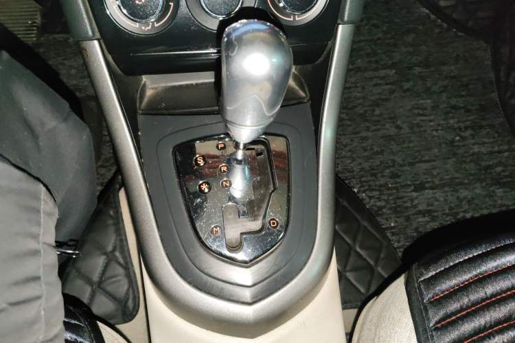 Used Peugeot 408 2013 1.6L Automatic Comfort Edition Gear Lever