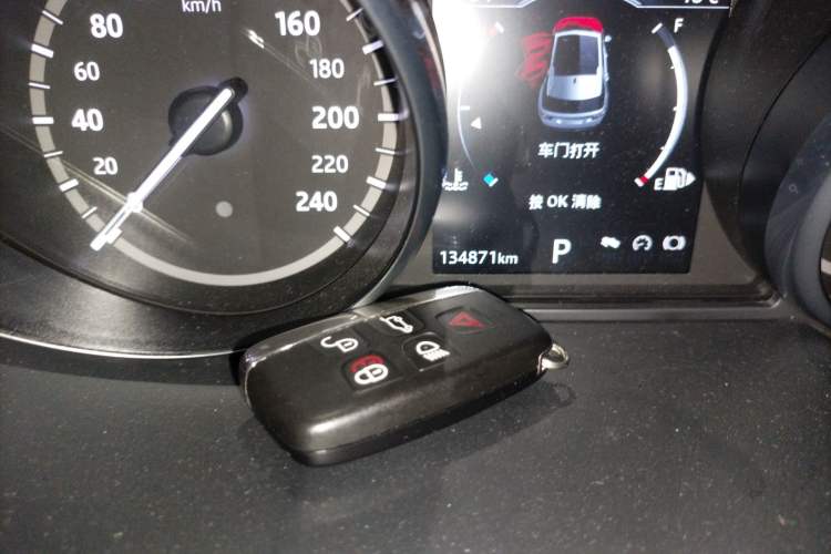 Used Land Rover Discovery Sport 2018 240 PS SE Version Odometer Close Up