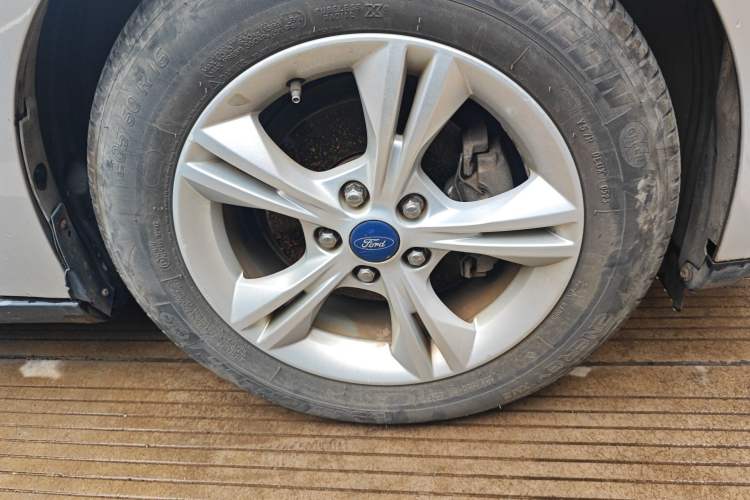 Used Ford Focus 2012 Sedan 1.6L Manual Fashion Edition Right Front Wheel Hub