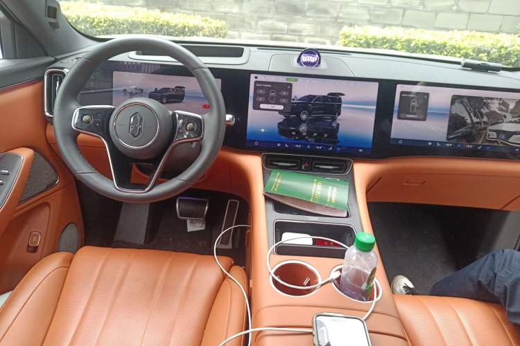 Used Hima AITO M8 2025 Extended-Range Max+ Version 53.4 kWh 6-Seater Edition Center Console