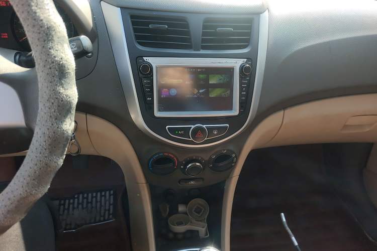 Used Hyundai Verna (older generation) 2010 Sedan 1.4L Manual Comfort GS Audio And AC Panel