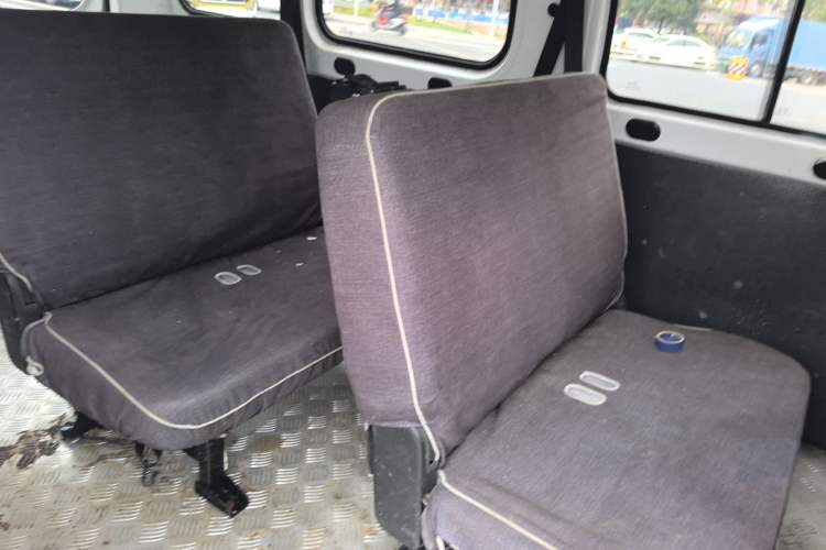 Used Wuling Yangguang 2024 300km Comfort-Grade Passenger Van 60kW