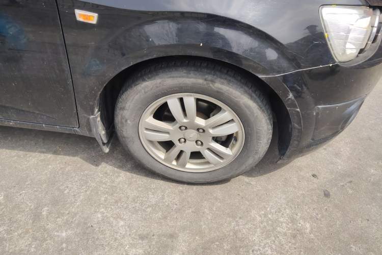 Used Chevrolet Aveo Sonic 2011 Sedan 1.4L Manual Transmission SE Right Front Wheel Hub