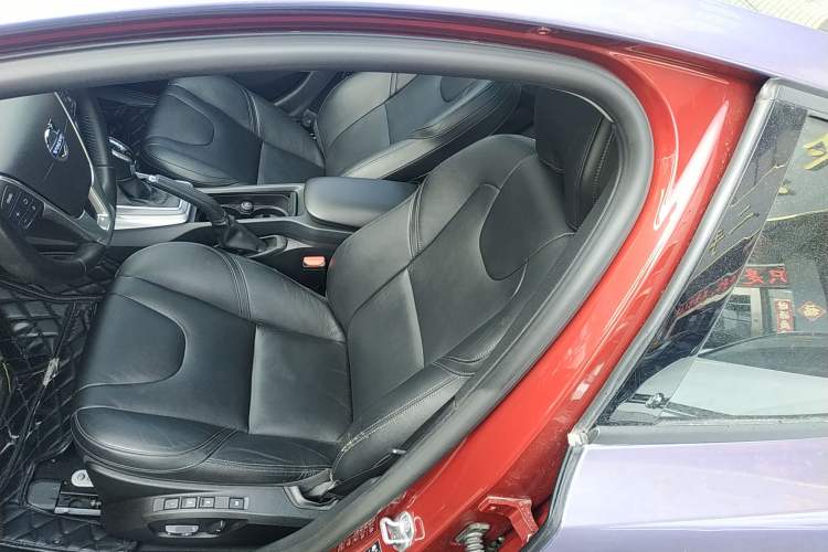 Used Volvo V40 2016 T3 Zhiyi Edition
