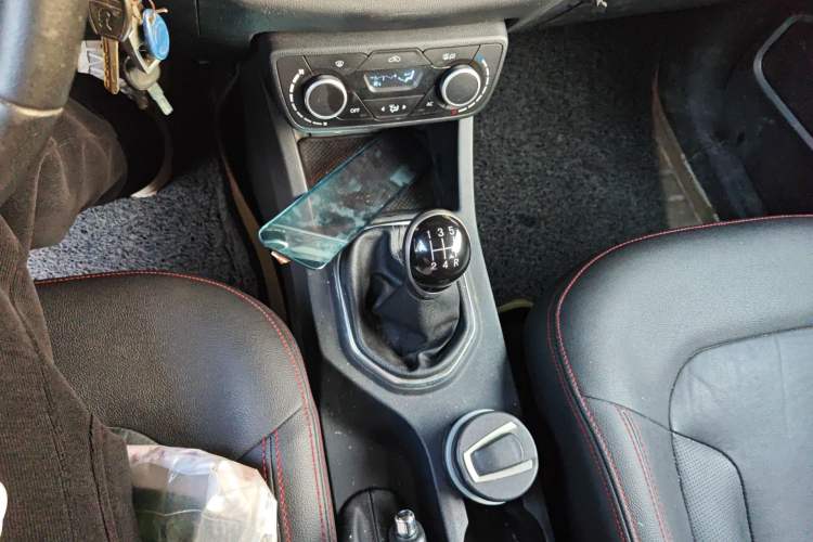 Used FAW Senya R7 2016 1.6L Manual Smart Version Gear Lever