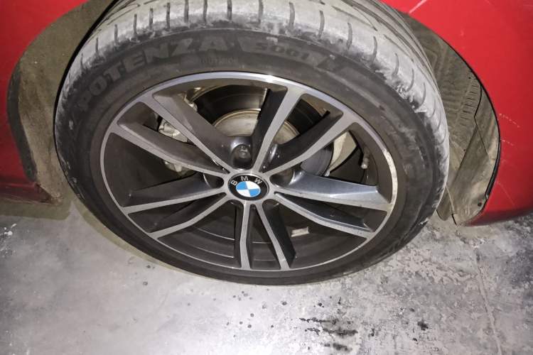 Used BMW 2 Series 2018 220i Convertible Coupe Sports Design Package Right Front Wheel Hub