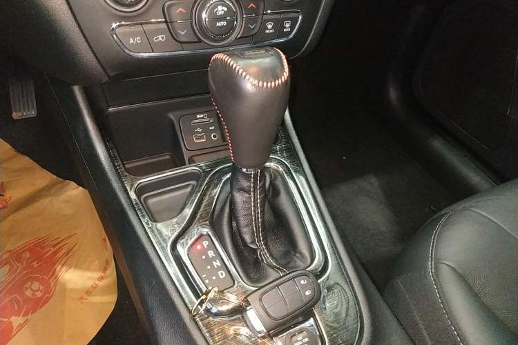 Used Jeep Cherokee 2016 2.4L Leading Smart Version
