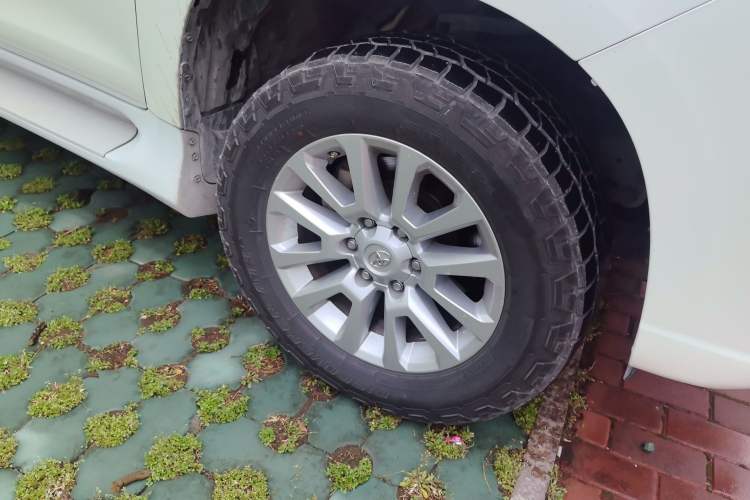 Used Toyota Prado  Right Front Wheel Hub