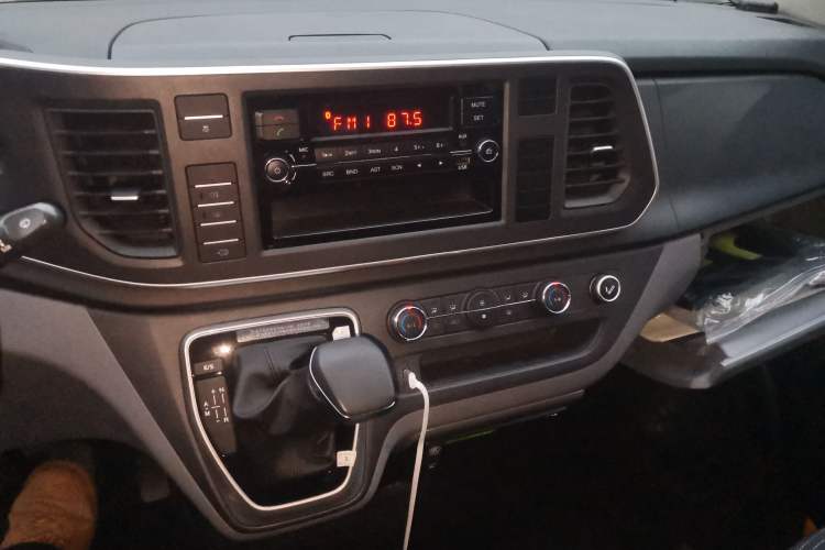 Used SAIC MAXUS Xintu V80 2021 2.0T AMT Classic Aoyuntong Short Wheelbase Ultra-Low Roof 7/8/9-Seater Audio And AC Panel