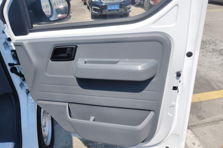 Used Wuling Yangguang 2024 300KM Comfort Version Passenger Van 75kW