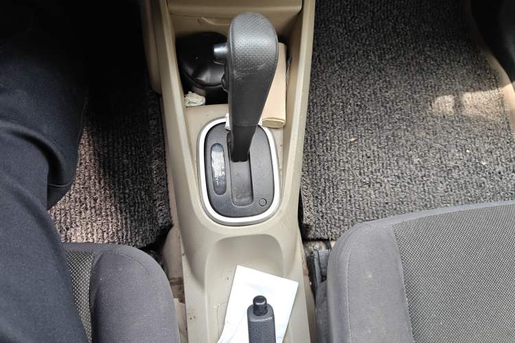 Used Venucia R50 2012 1.6L Automatic Comfort Edition Gear Lever