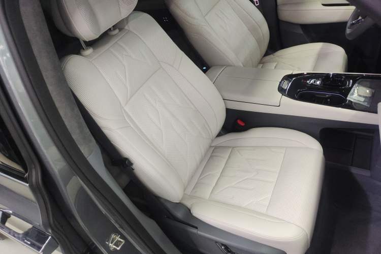 Used Zeekr 009 2024 Six-Seat Executive Version 4WD 108 kWh Right Front Seat