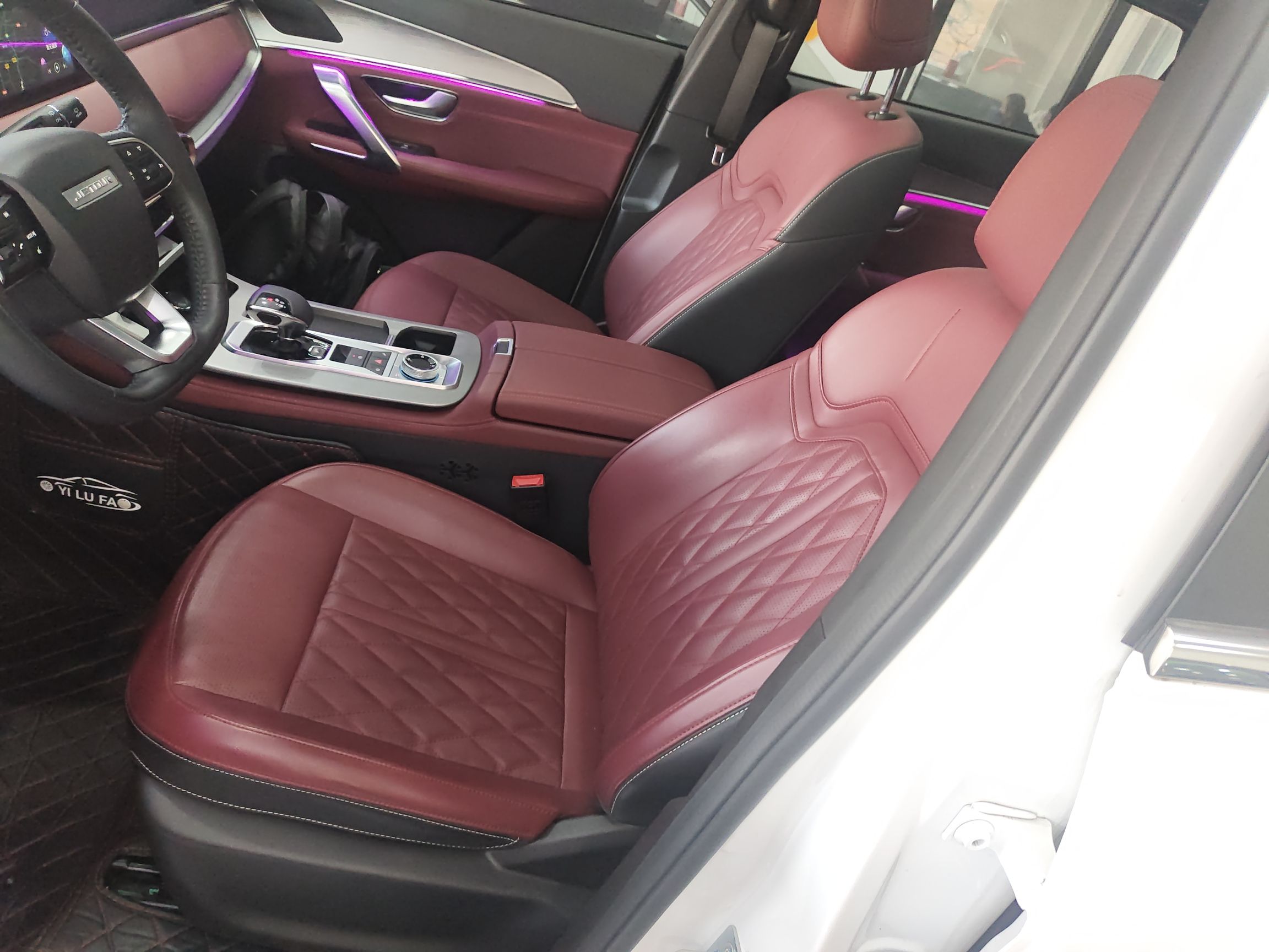 المقاعد الأمامية داخل السيارة