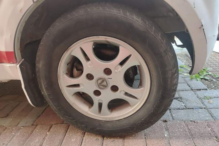 Used BAIC Weiwang 306 2011 1.3L base model 7 seats Right Front Wheel Hub