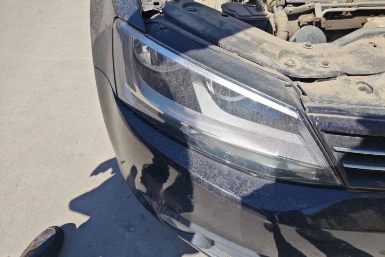 Used Volkswagen Sagitar 2012 1.4TSI Manual Luxury Model Right Front Headlight