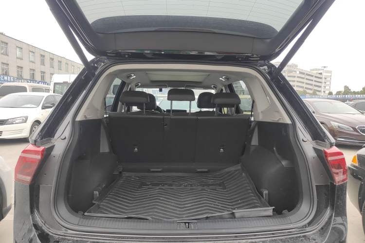 Used Volkswagen Tiguan L 2023 Restyled 330TSI Automatic Two-Wheel Drive R-Line Flagship Edition Trunk