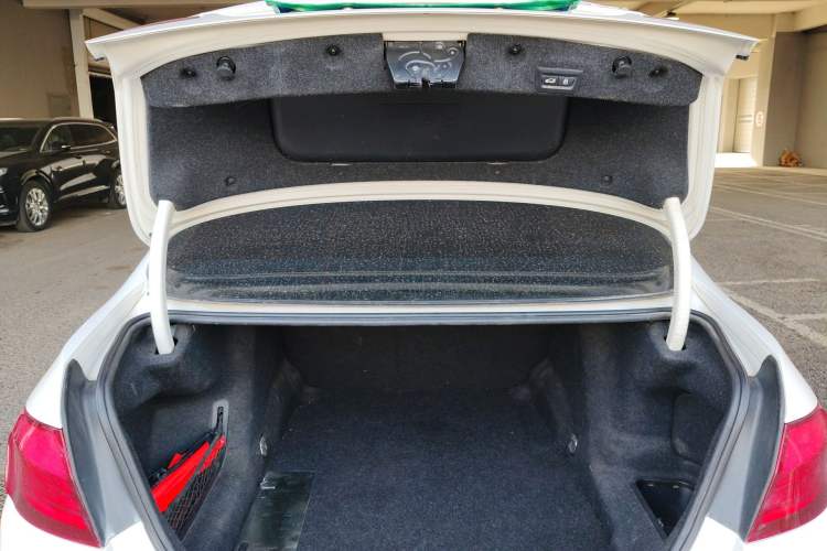 Used BMW 5 Series 2011 535Li Leading Model