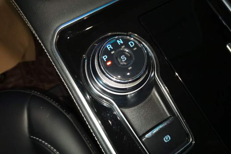 Used Ford Edge 2021 PLUS EcoBoost 245 Two-Wheel-Drive Titanium 7-Seater Gear Lever