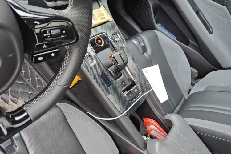 Used GAC Trumpchi EMPOW 2023 400T Automatic R PRO Gear Lever