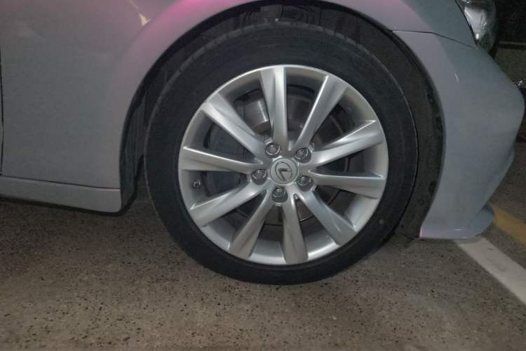 Used Lexus IS 2015 200t F SPORT Right Front Wheel Hub