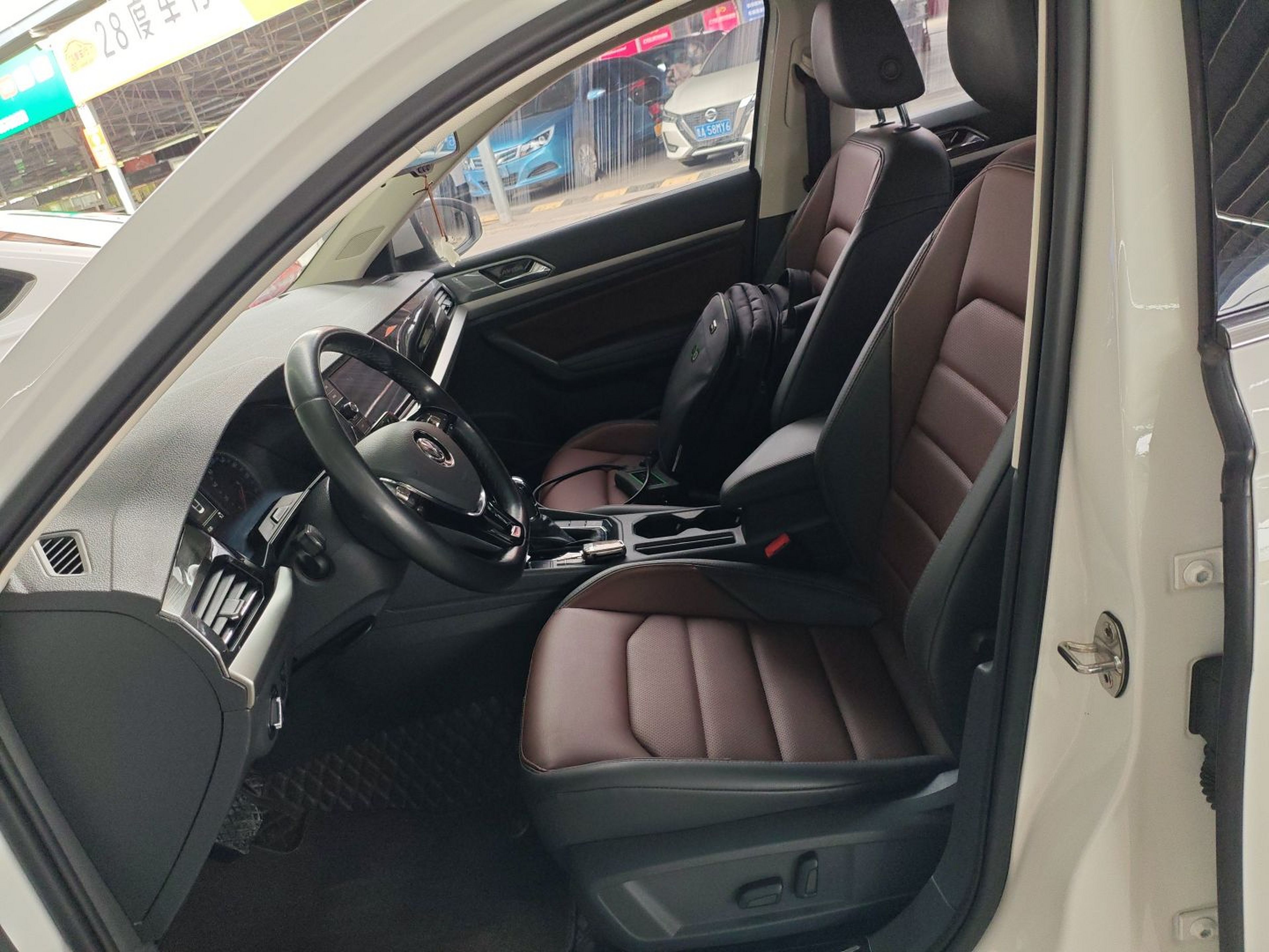 Переднее сиденье в автомобиле