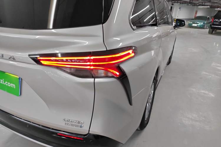 Used Toyota Sienna 2021 2.5L Hybrid Premium Edition