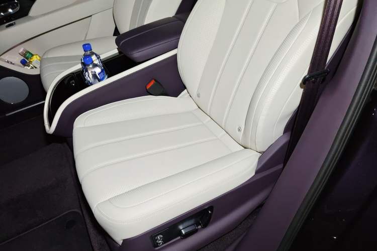 Used Bentley Bentayga 2024 4.0T V8 Long-Wheelbase Version Left Rear Seat