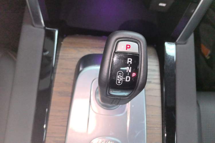 Used Land Rover Discovery Sport 2022 249 PS R-Dynamic S Performance Edition 5 Seats Gear Lever