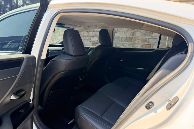 Used Lexus ES 2023 200 Excellence Edition
