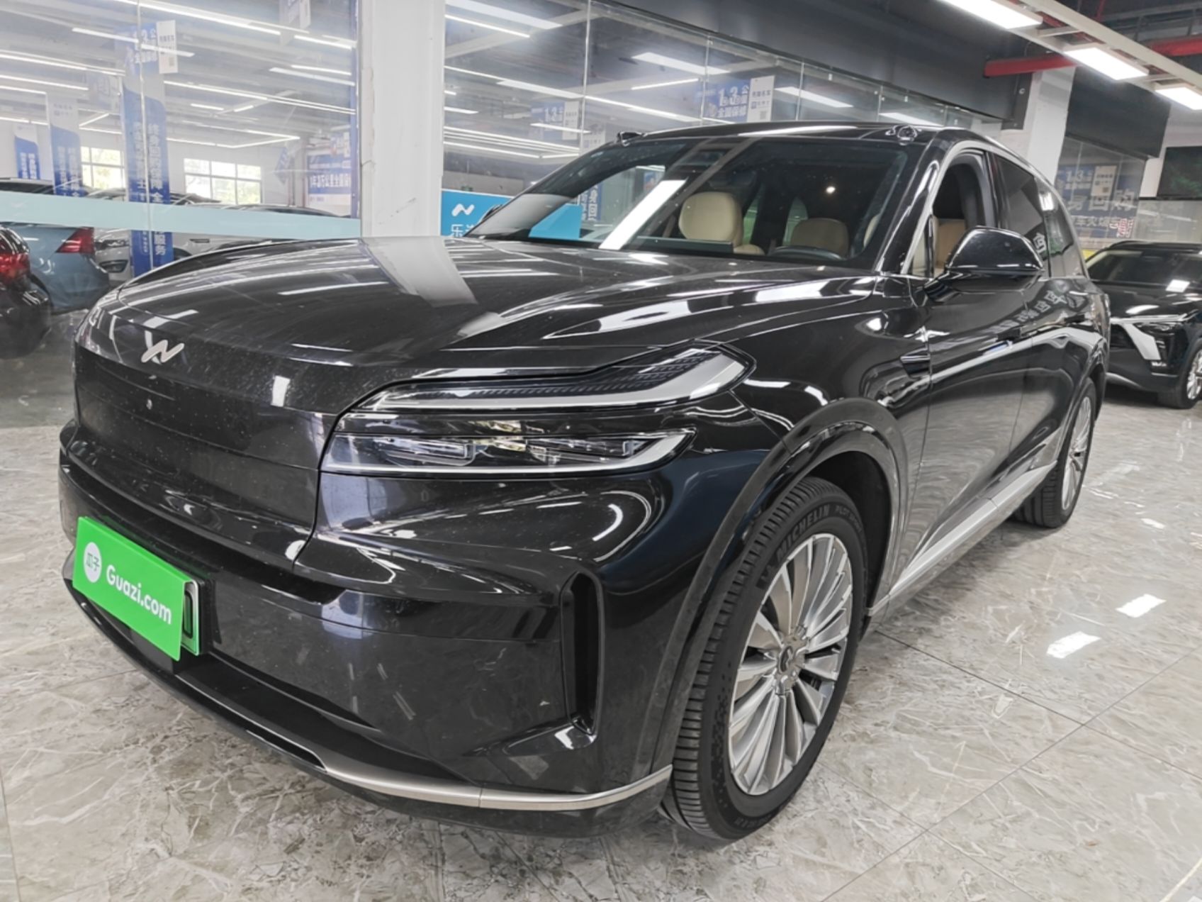 Unter der Vorderseite des Autos