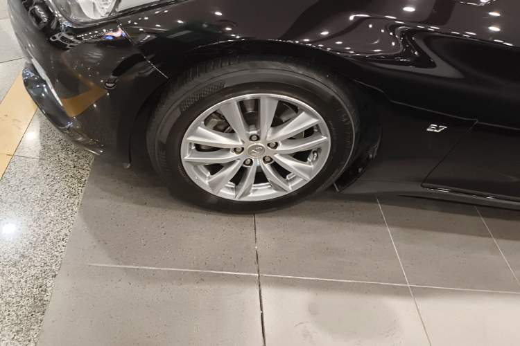 Used Infiniti Q50 2014 3.7L Comfort Edition Left Front Wheel Hub