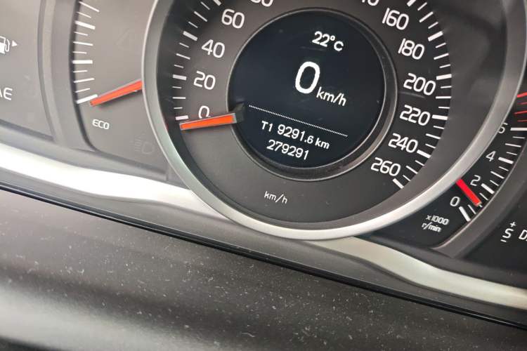 Used Volvo XC60 2015 T5 Smart Upgrade Model Odometer Close Up