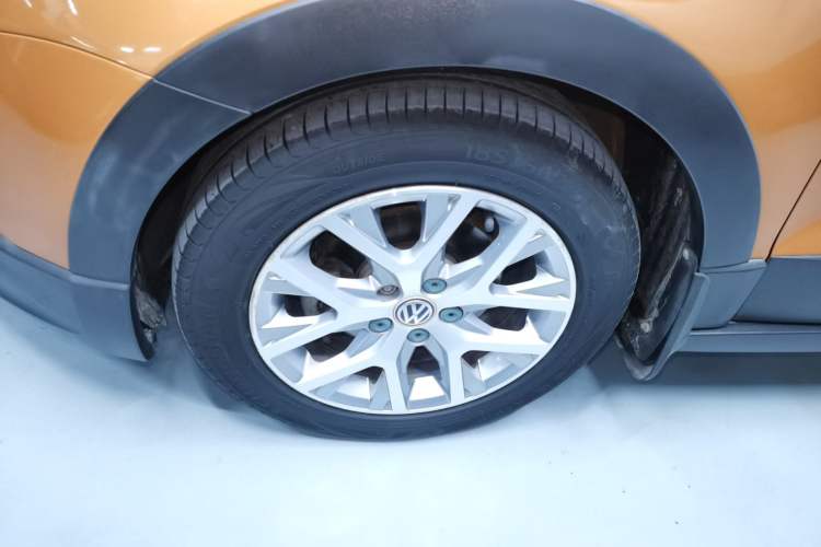 Used Volkswagen Polo 2014 1.6L Cross Polo Automatic Left Front Wheel Hub