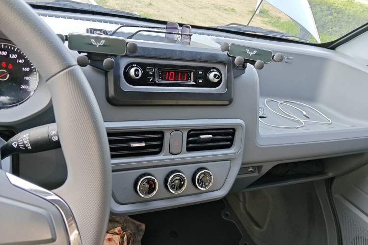 Used Wuling Yangguang 2024 300KM Comfort Version Passenger Van 75kW Audio And AC Panel