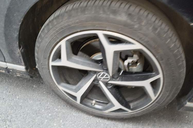 Used Volkswagen Magotan 2024 2 Million Units Zhongxiang Version 330TSI DSG Luxury Edition Right Front Wheel Hub