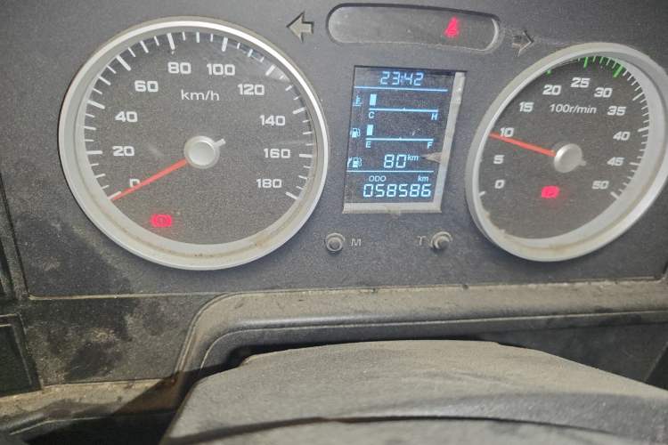 Used Iveco Daily 2020 2.5T A35 Passenger Van with Dual Tires Mid-Roof Design 5-9 Seater Side-Sliding Door China V Emission Standard
