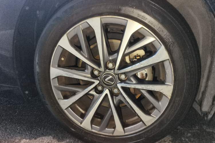 Used Lexus ES 2021 260 Excellence Edition Right Front Wheel Hub