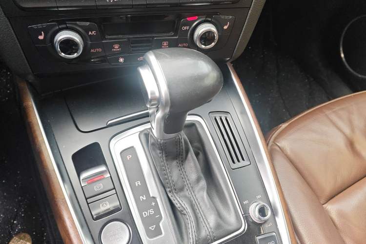 Used Audi Q5 2015 40 TFSI Comfort Model Gear Lever