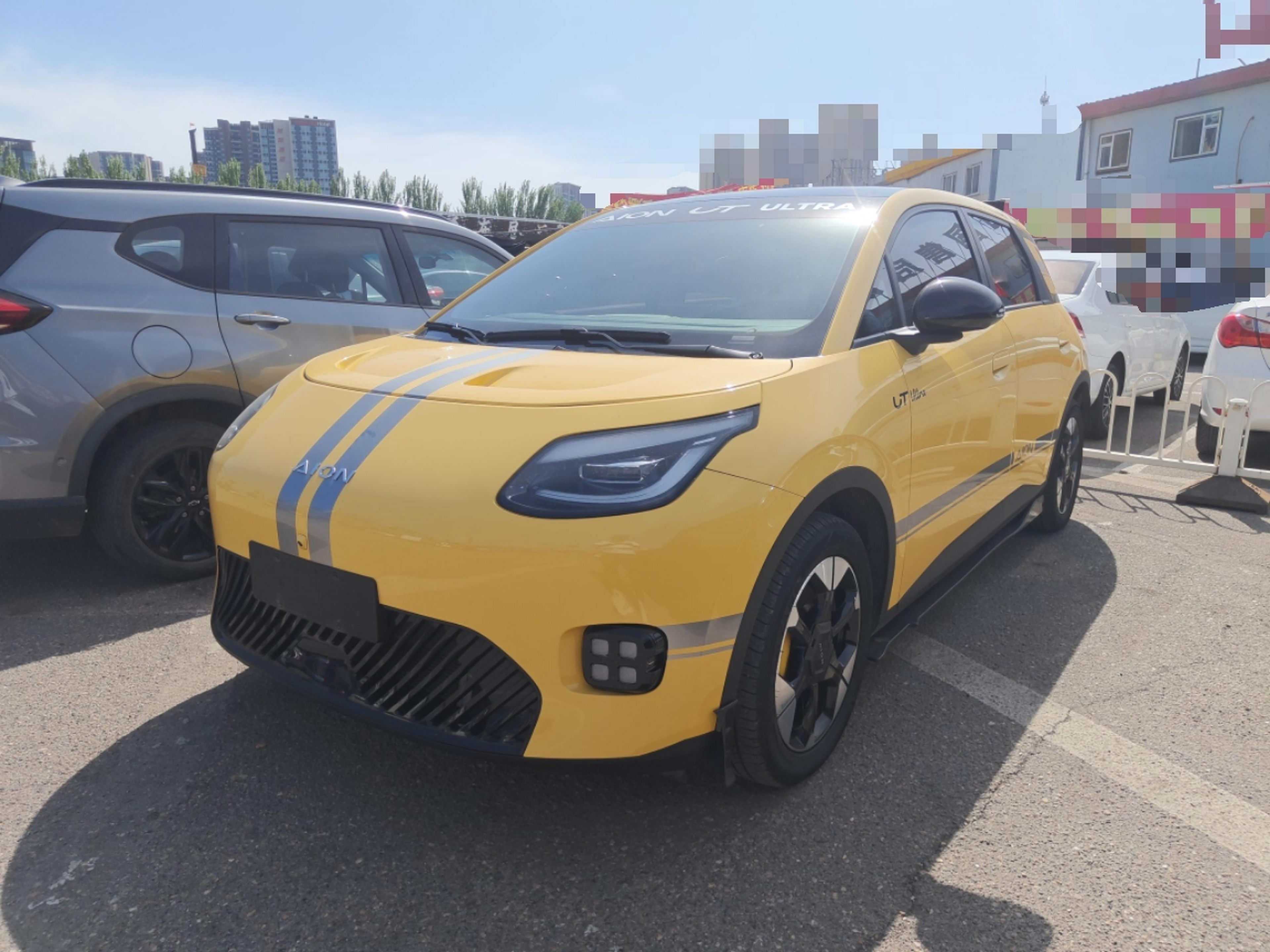 Под передней частью автомобиля