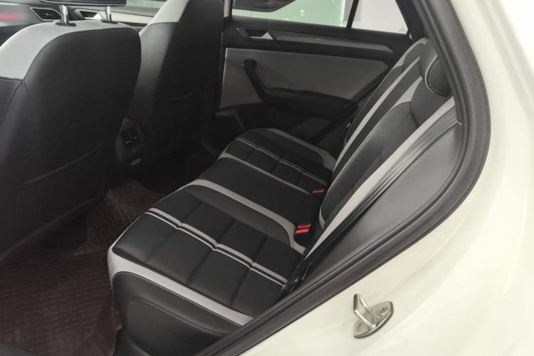 Used Volkswagen T-ROC 2023 300TSI DSG Two-Wheel-Drive Chen Guang Edition