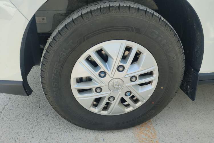 Used SAIC MAXUS Xintu V70 2025 2.0T Manual Long Wheelbase Mid-Height Luxury Version 9 Seats
