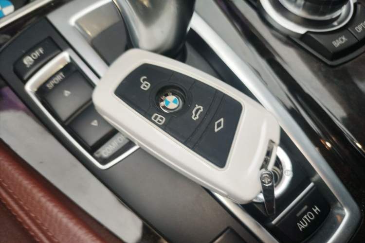 Used BMW 5 Series 2014 525Li Leading Model
