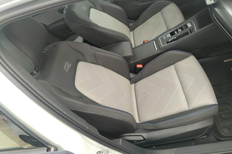 Used Volkswagen Golf 2025 300TSI R-Line
